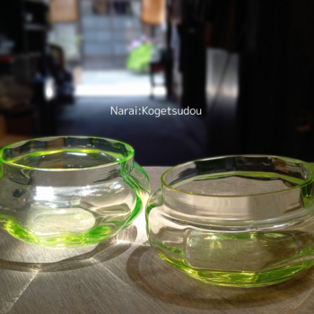 ウランガラスの海綿入れ