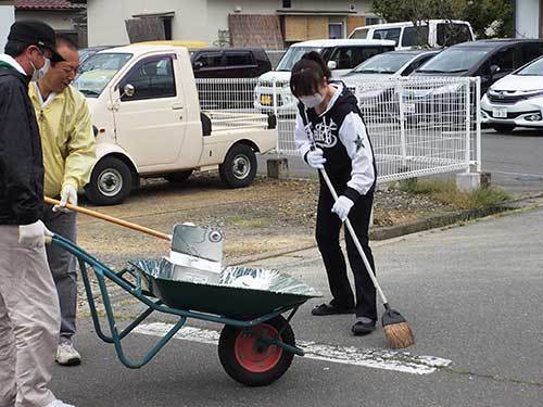 地域のページ 古牧地区 各区の写真:白線引き、カーブミラー清掃［上高田区］