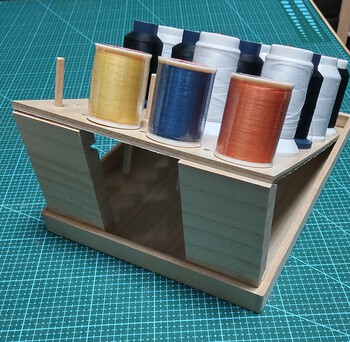 ﾐｼﾝ糸の収納ﾗｯｸ作りました。