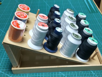 ﾐｼﾝ糸の収納ﾗｯｸ作りました。