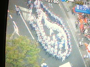 厳戒態勢の聖火リレー