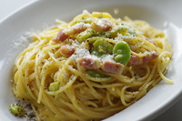 パンチェッタと空豆とペコリーノチーズのカルボナーラローマ風