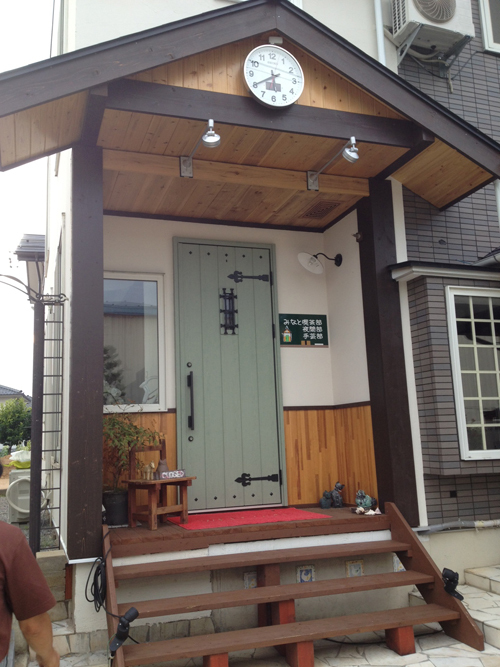 いよいよ看板が立ちました