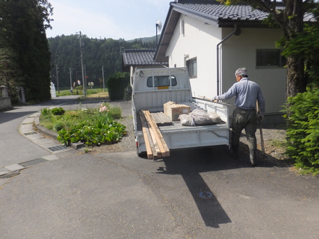 昨日はシフト休み、３つ目の育苗ハウスのシート外し等、農作業日