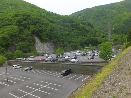昨日はいまいちの天気で、穂高連峰の峰々は雲がかかっていた
