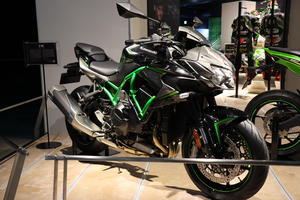 Z H2 & ZX−25R 展示