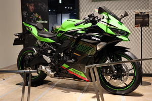 Z H2 & ZX−25R 展示