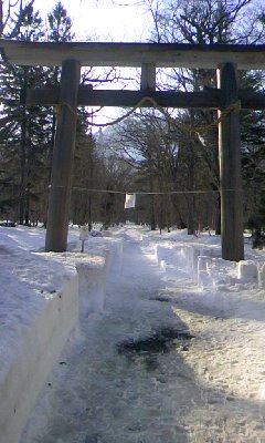 雪残る、戸隠奥社へ