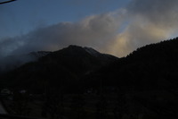 里山に初冠雪