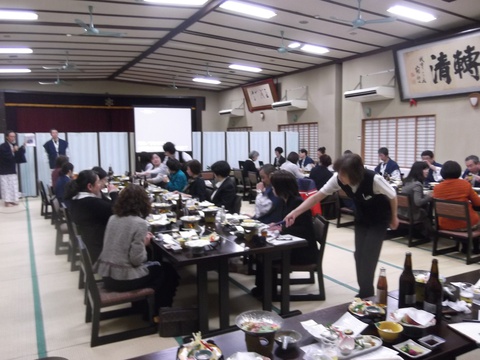 宴会中に記念誌のＣＭ