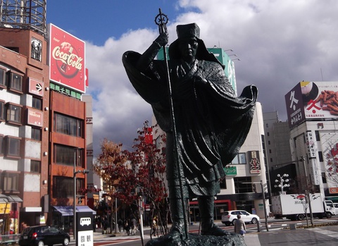 松本駅前・播隆上人像