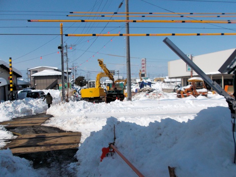 雪に埋もれた踏切