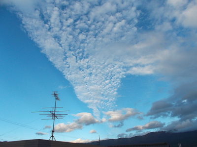 秋の、異形な雲