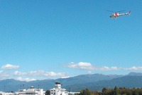 ヘリが飛んでいる