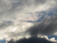 太陽が雲の中に（彩雲）