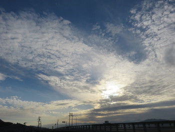 夕暮れ時の空見上げ、心をﾆｭｰﾄﾗﾙ にしています。