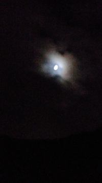 月のまわりの彩雲