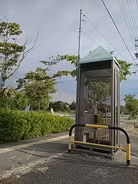 エムウェーブ近く／信州ホーム内電話ボックス／８月９日午前６時半頃