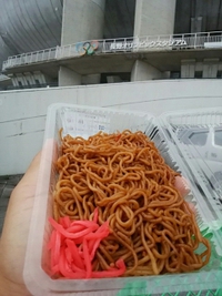 勝ち飯は焼きそば＆おにぎり／グランセローズスタジアムグルメ