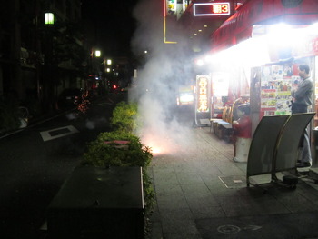 横浜中華街④　旧正月を爆竹で祝う人々・・・おめでとう