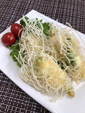 残ったそうめんでカリカリ&とろ〜りアボカドチーズ揚げ