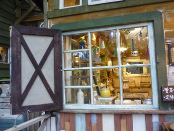 飯田 深 い森の中の雑貨屋さん レベルーレベル 木枠窓と鎧戸