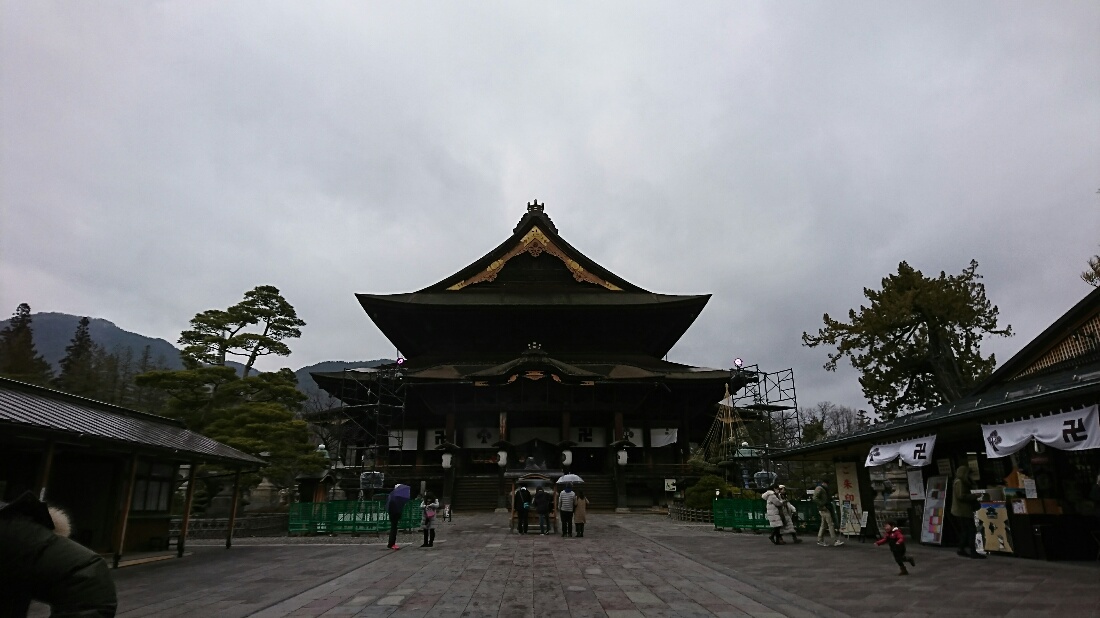 小雨の善光寺