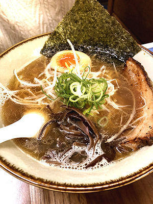 鯵の風味を背脂でグラデーションさせて行く美味しさ。（松本市・ヌプチェ）