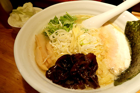 湯気の中に香り立つのは、麺、白湯だけでなく、生姜も。（松本市・月の兎影）