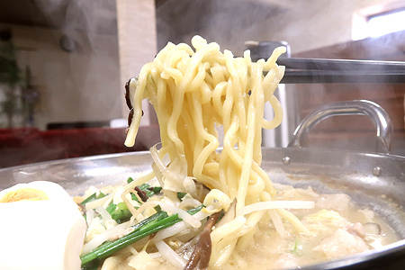 鍋の〆でなく、鍋も麺も主役…と言うこと、かな。（朝日村・金鍋商店）