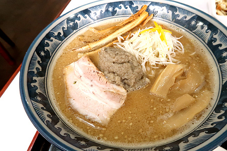 “味変”ではなく調和の段階を楽しむ１杯のラーメン（中野市・三幸軒）