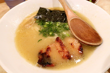 スーツでラーメンは食べづらいけど、紙エプロンがあるから大丈夫。（東京都港区・鶏ポタラーメン THANK）