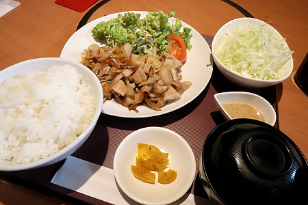 自分、豚のしょうが焼きはカット派です。（塩尻市・焼肉しゃぶしゃぶ　ぶう）