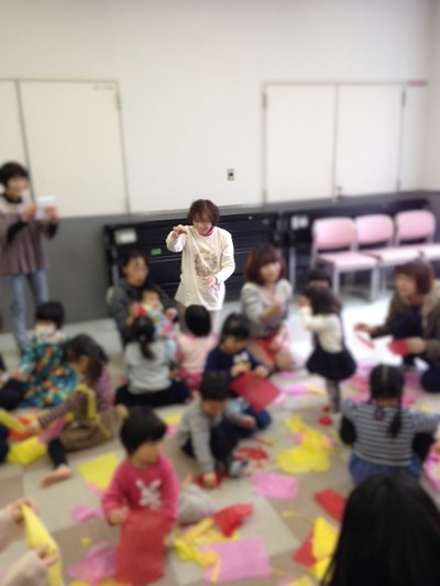 春です。びりびり、ふわふわ、ひらひら、お花で遊びましょう