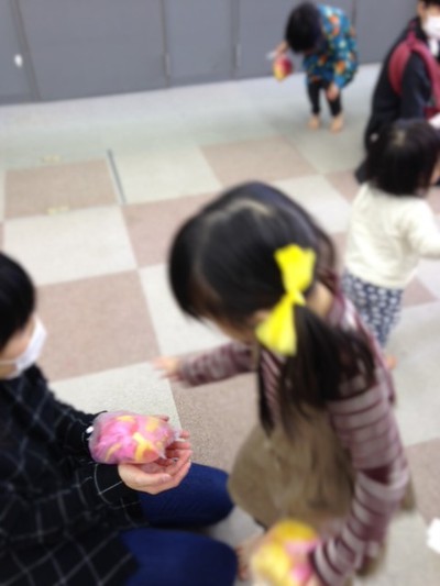 春です。びりびり、ふわふわ、ひらひら、お花で遊びましょう
