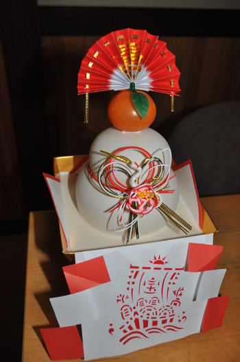 神様、代用品ですが…昭和１６年の正月に長野県に登場の陶器製鏡餅、敬神の念にこだわる人のための配慮とは