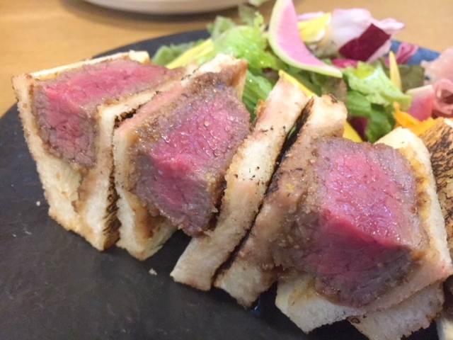 USHIMI洋食店の牛カツサンド