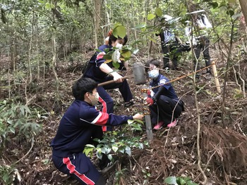 「生徒たちの課題研究で麓の集落からの避難路をつくる」