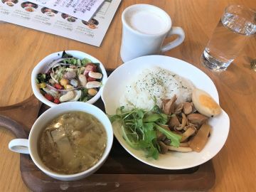 「魯肉飯」 ～ カフェ サラダタベルのワンコインランチ