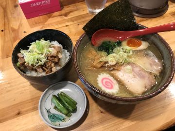 「麺屋 雲猫」で塩ラーメン、チャーシュー丼