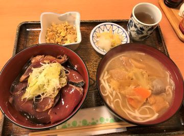 かつおタタキ丼＆豚汁うどん ～ 「食処酒処 川奈」