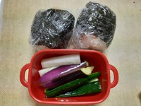 鮭むすびと漬物