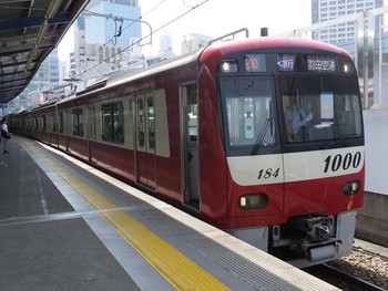 京急川崎駅７番ホームから出発するエアポート急行
