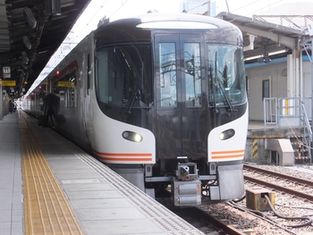 ８両編成で運転された　ひだ９号　2023．7．29