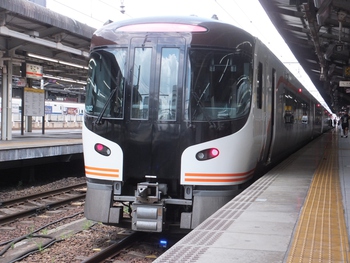 ８両編成で運転された　ひだ９号　2023．7．29