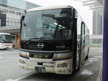 ８月７日　バスタ新宿にて　伊那バスの新車３０１０５号車