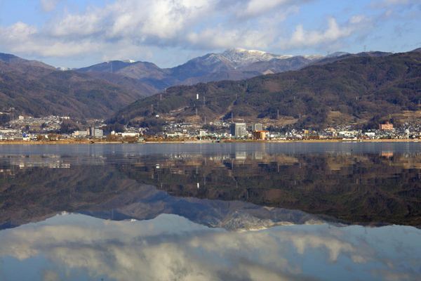 信州　諏訪湖　氷始める湖岸　いよいよ冬到来