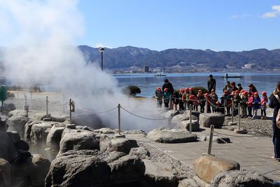 諏訪湖間欠泉センター　１０メートル　少し復活しました