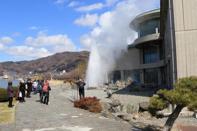 諏訪湖間欠泉センター　１０メートル　少し復活しました