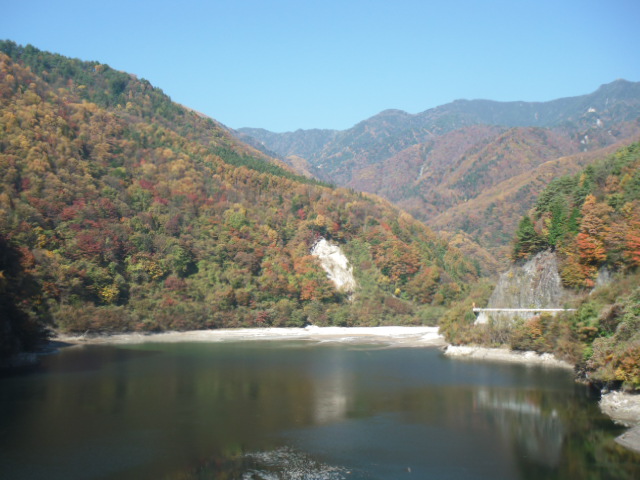 紅葉スポット片桐ダム